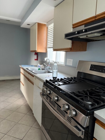 Kitchen - 137 Baldwin St