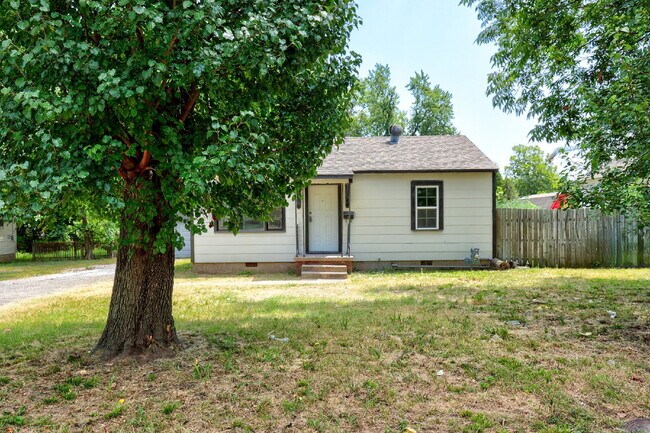 Building Photo - Remodeled 2/1