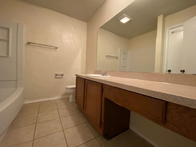 Building Photo - AVAILABLE NOW 2 BED 1.5 BATH TOWNHOME IN K...