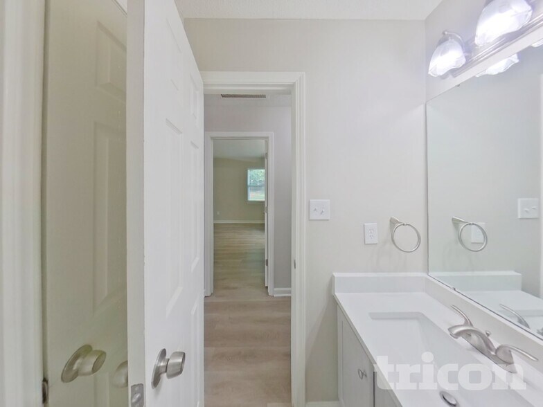 Building Photo - 722 Foxborough Rd