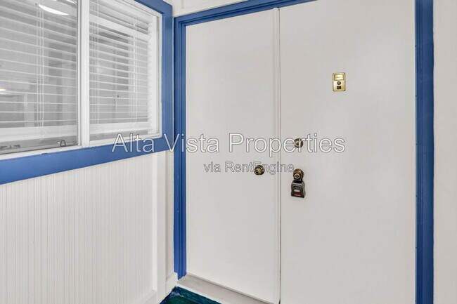 Building Photo - 5633 Scripps St