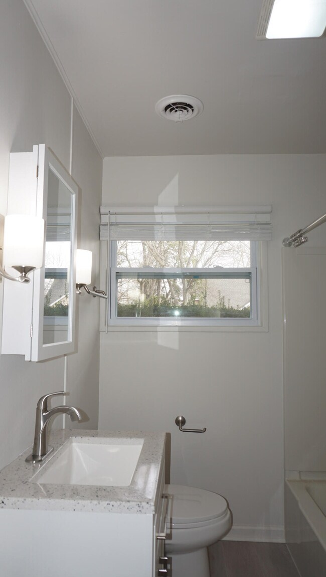 Building Photo - 2364 Pinecrest Ave