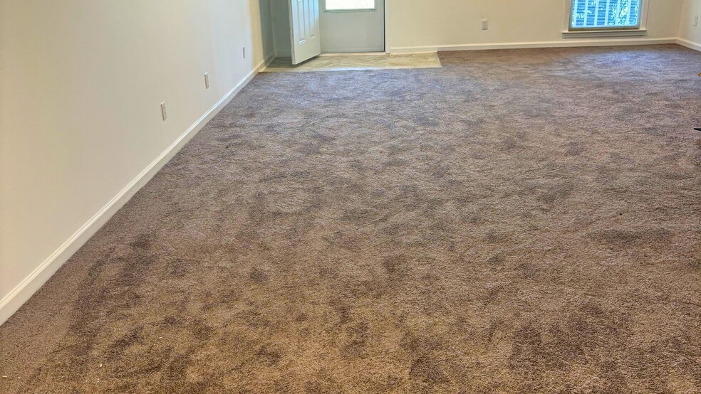 Living room view facing the front door. - 905 Park Pl NE
