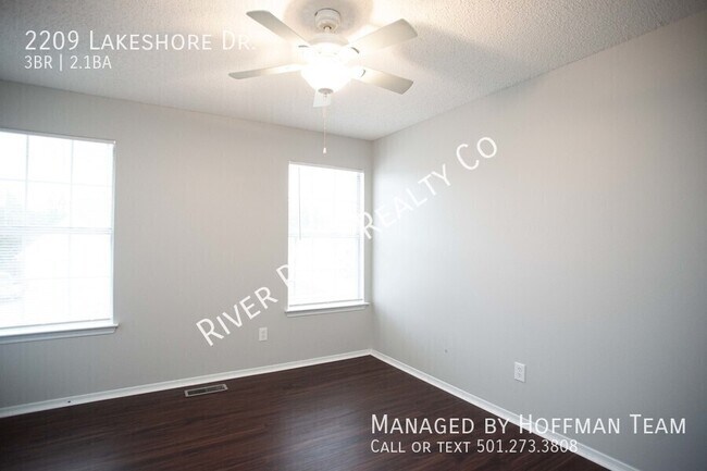 Building Photo - 2209 Lakeshore Dr