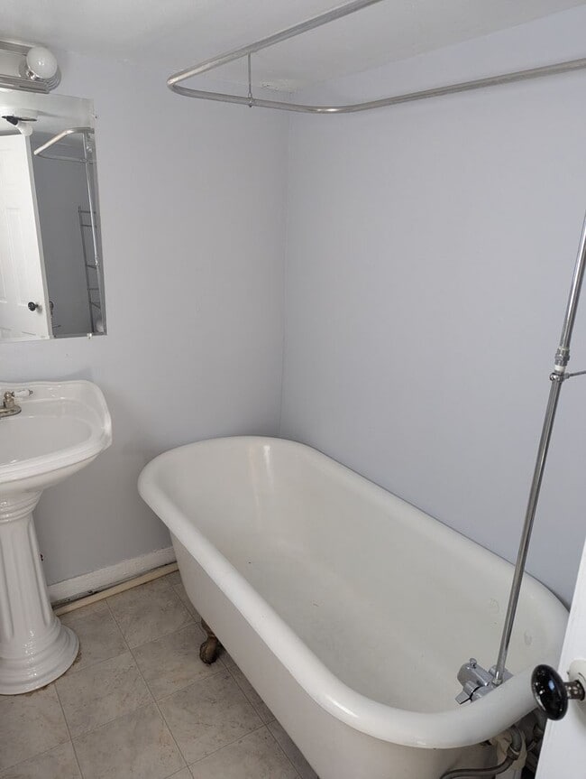 Building Photo - 3 Bedroom 2 Bath SFH