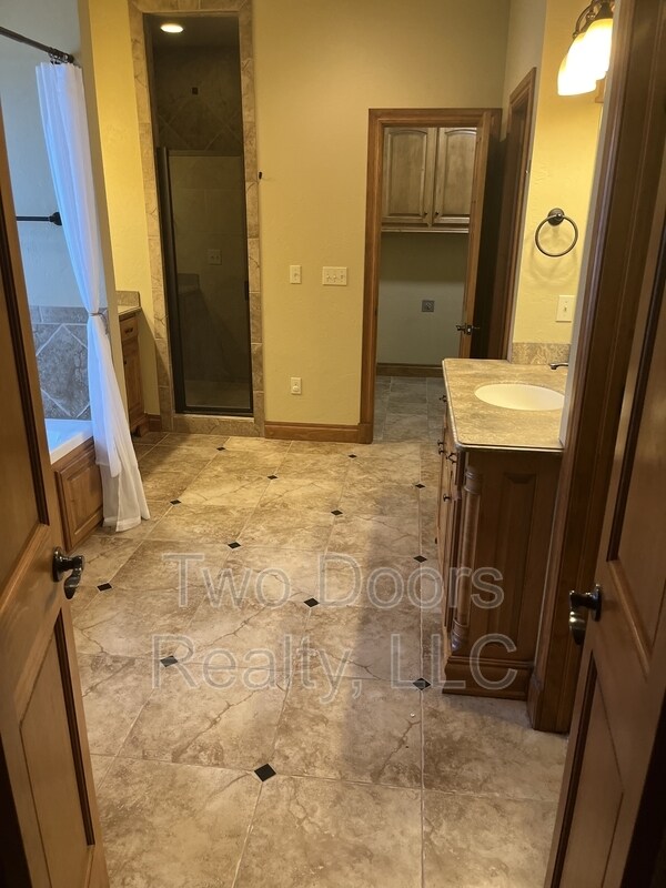Building Photo - 13123 Red Oak Dr