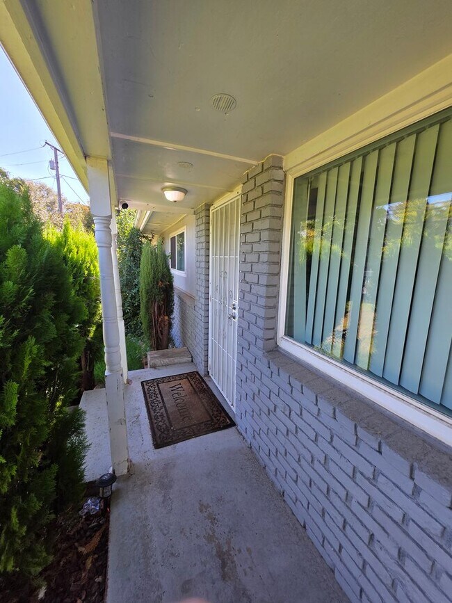 Building Photo - FURNISHED OR UNFURNISHED 5 BEDROOM 3 BATH HOME WITH POOL