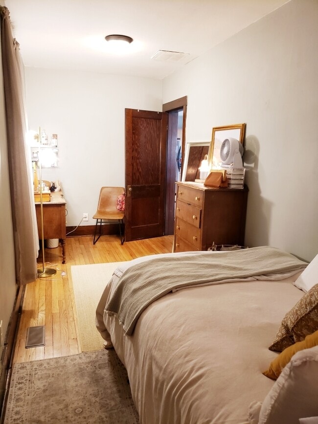 Building Photo - 1530 W Diversey Pkwy