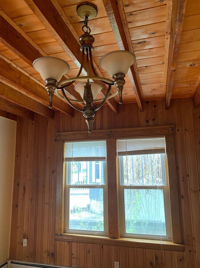 Building Photo - Large three bedroom