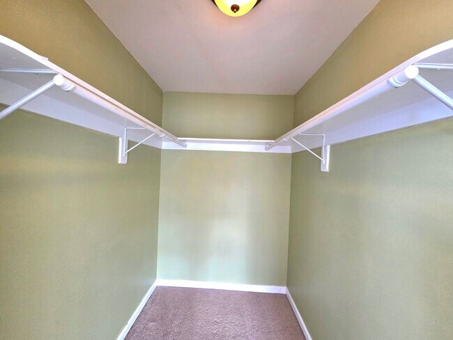 Building Photo - Lovely 3 BR/2.5 BA Single-Family Home in O...