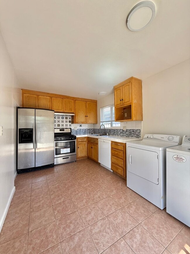 Building Photo - 60-0104