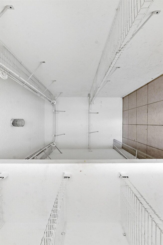 Building Photo - 4152 Inverrary Dr