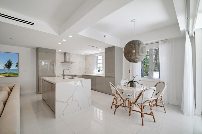 Building Photo - 19117 Fisher Island Dr