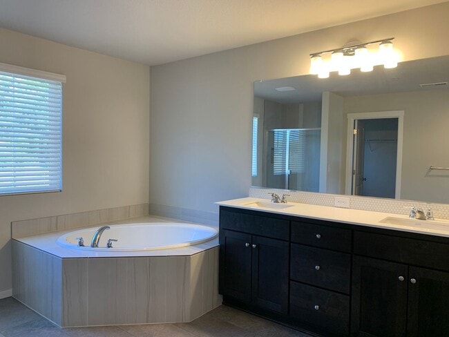 Building Photo - GORGEOUS 5BD, 3BA, 2-CAR GARAGE! AMENITIES...