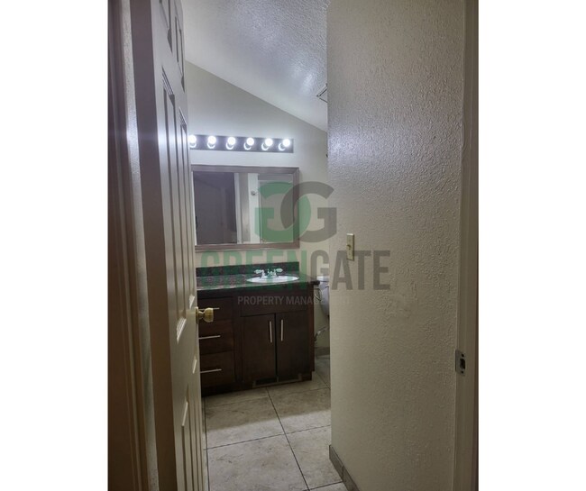 Building Photo - 2428 Woodvale Dr