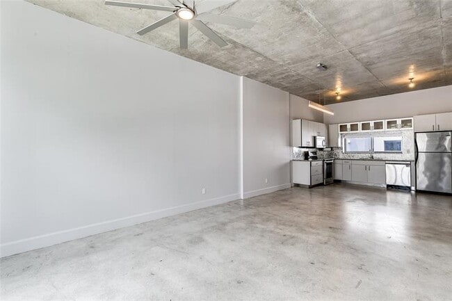 Building Photo - 721 SE 12th Ct