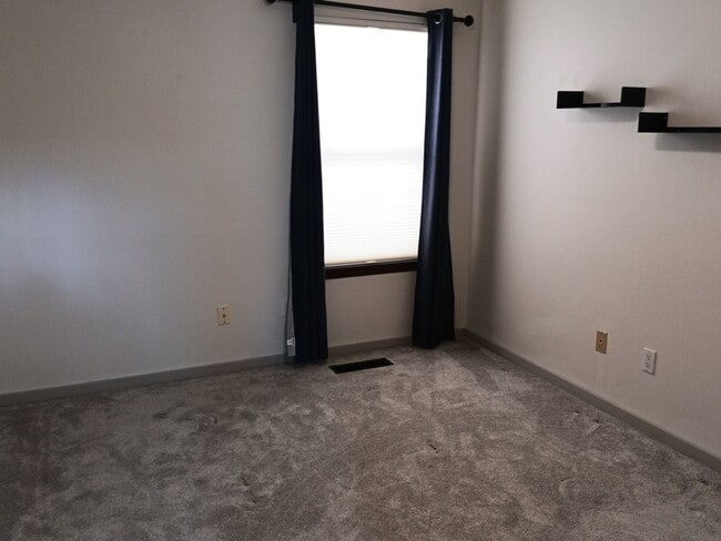 Building Photo - 4 Bedroom, 3 Bathroom Home! Schedule a Sho...