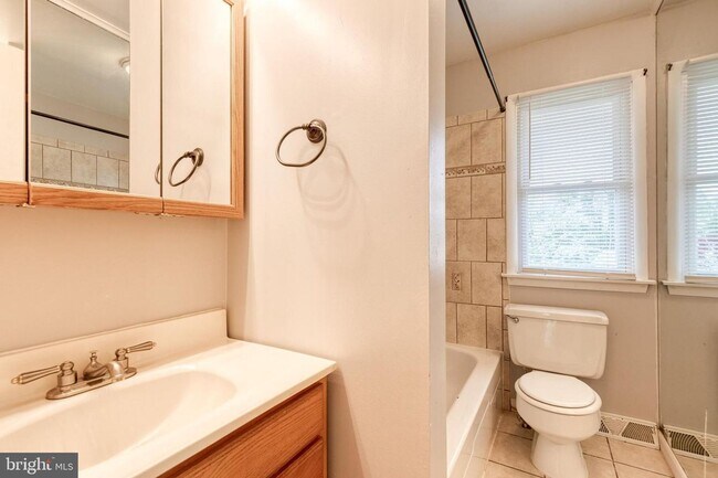 Building Photo - Beautiful 3bd 3bth single family ranch sty...
