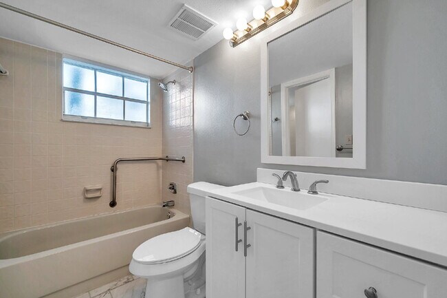 Building Photo - Charming Condo in Stonesthrow – Modern Com...