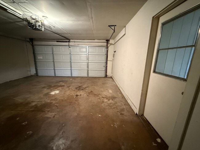 Building Photo - 3-bed/2-bath with two living spaces!