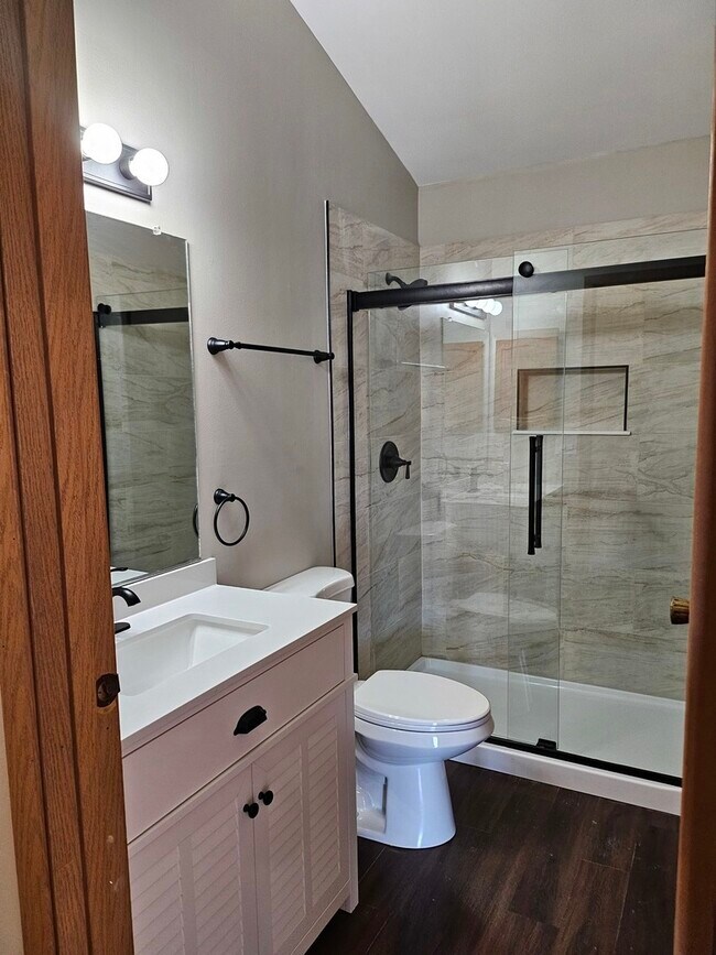 Building Photo - 640 Le Parc Cir