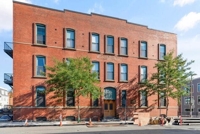 Building Photo - 125 B St