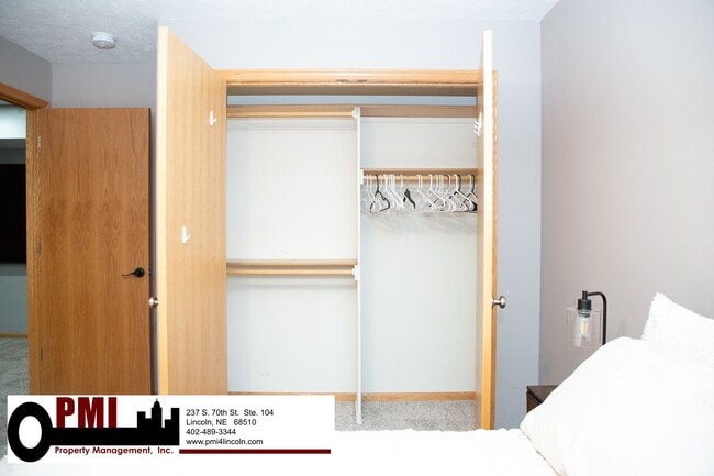 Building Photo - 4 Bedroom and 3 bathroom Fully Furnished