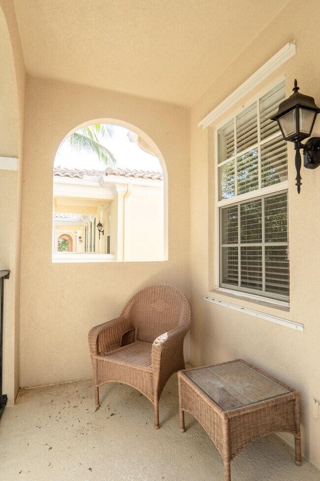 Building Photo - 186 Soriano Dr