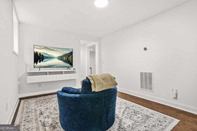 Building Photo - 2430 Hanford Dr SW