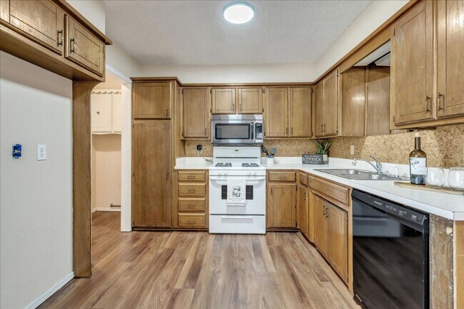 Building Photo - Lawn Care Included! 3 bed, 2 bath, 2 livings