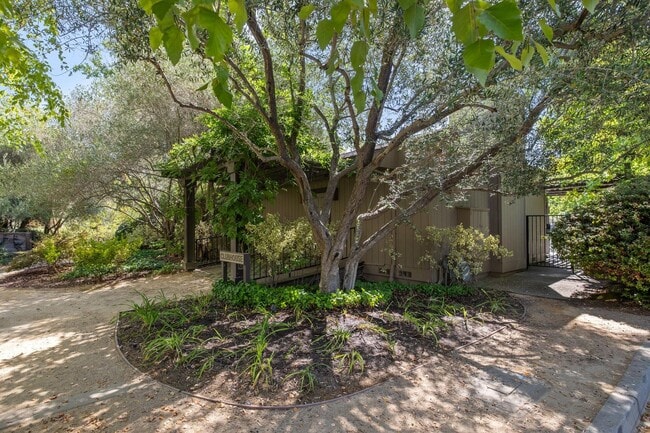 Building Photo - Elegant 2BR Condo with Golf Course Views i...