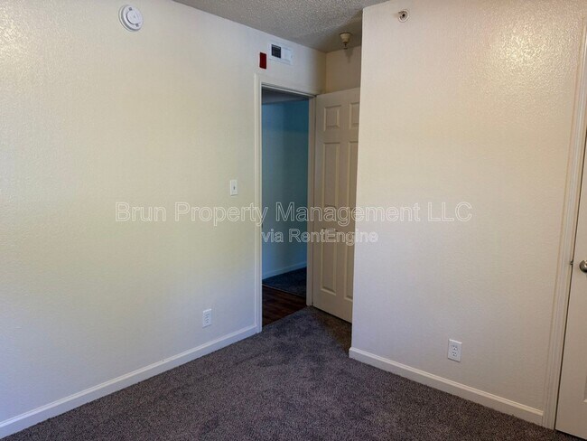 Building Photo - 516 E Red Bud Rd