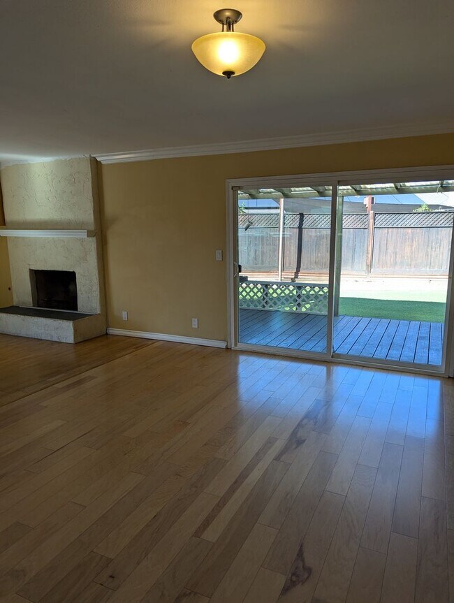 Building Photo - 3 Bedroom 2 Bathroom Home In San Diego