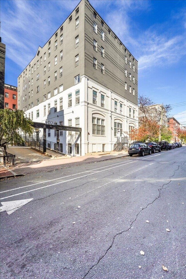 Building Photo - 1024 Clinton St
