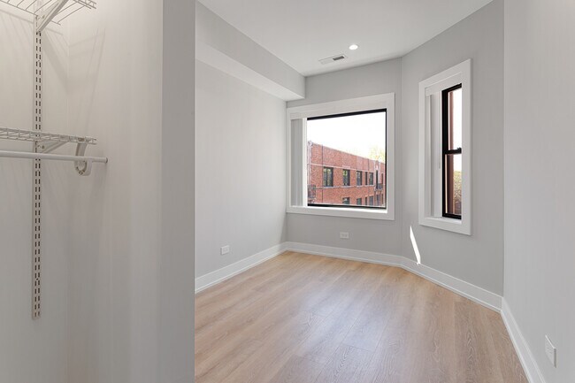 Building Photo - 1552 1/2 W Juneway Terrace