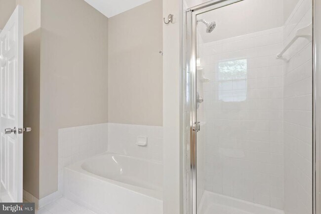 Building Photo - 6551 Grange Ln