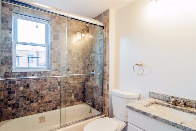 Building Photo - 108 Maverick St