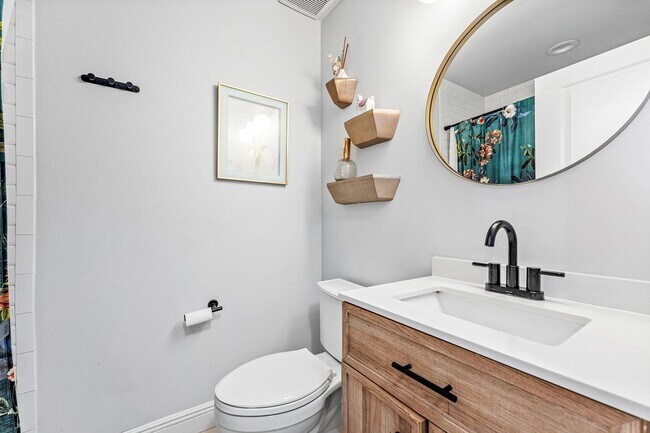 Building Photo - 162 Vassar Dr