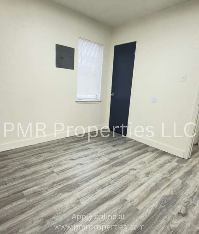 Building Photo - 3 Bedrooms / 1 Bathroom House