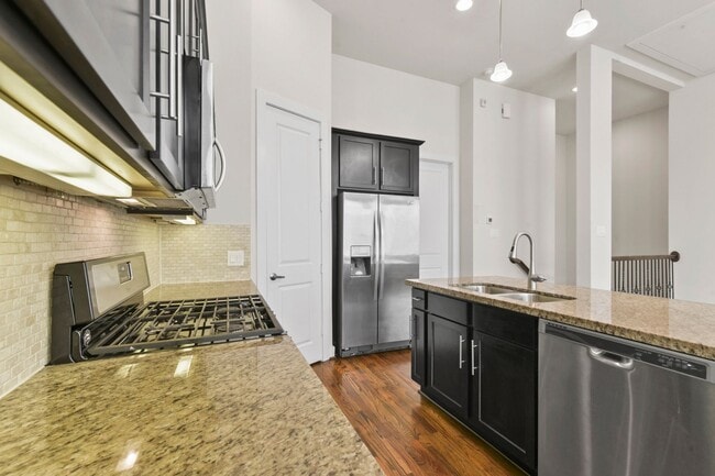 Building Photo - Modern Living in the Heart of the East End