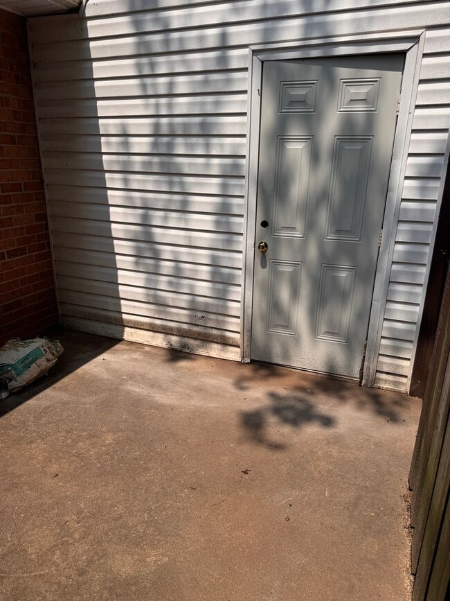 Building Photo - 3 Bedroom || 1.5 Bathroom Townhome
