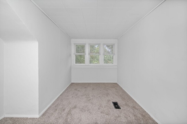Building Photo - CHEVIOT- Charming 3 bedroom 1.5 bath