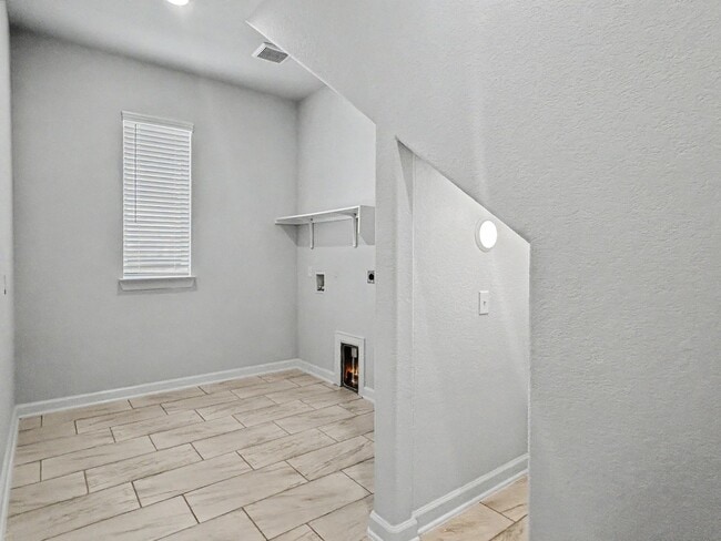 Building Photo - Modern Elegance in Cibolo Canyons | 4 Bed | 3.5 Bath | 3-Car Tandem Garage