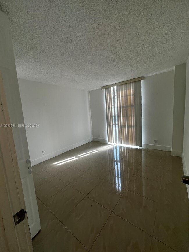 Building Photo - 3475 N Country Club Dr