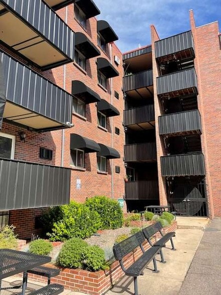 Building planters and bench - 1833 N Williams St