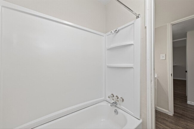 Building Photo - 427 Hollyvale Dr