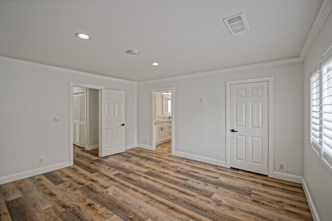 Building Photo - Beautifully Remodeled, Detached Front Town...