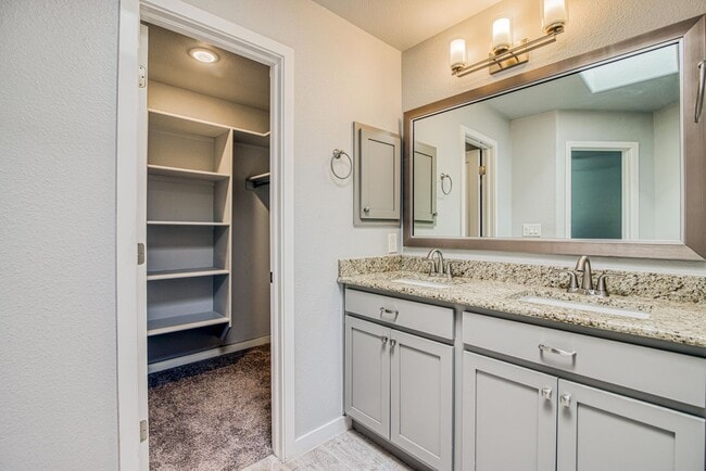 Building Photo - Beautiful 4 bed/2.5 baths in the desirable...