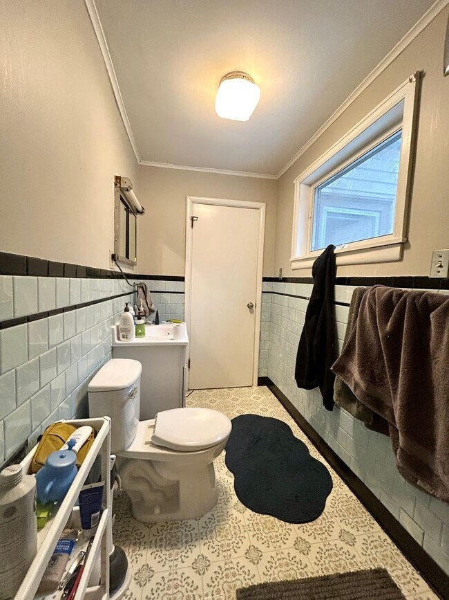 Building Photo - AVAILABLE FEBRUARY 1 BED 1 BATH W/ View of Lift Bridge !