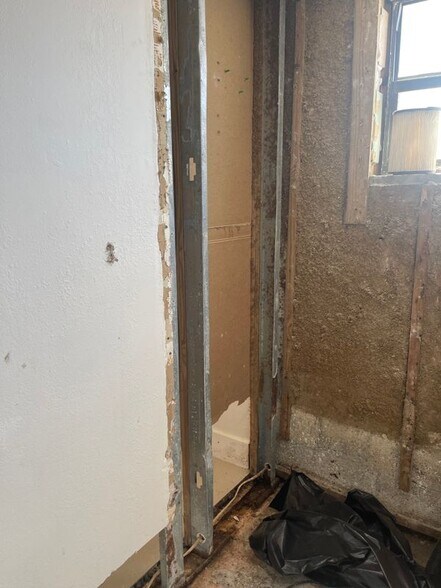 Building Photo - 142 SW 18th Ave